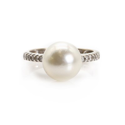Lot 218 - A cultured pearl and diamond ring