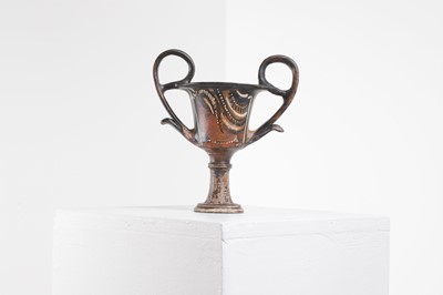 Lot 429 - An Apulian-style red-figured kantharos