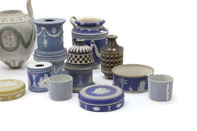 Lot 104 - A collection of Wedgwood pottery items