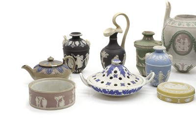 Lot 104 - A collection of Wedgwood pottery items