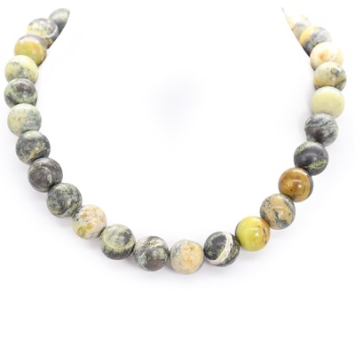 Lot 1277 - A dendritic jasper bead necklace