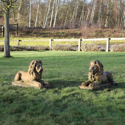 Lot 464 - A pair of salt-glazed lions