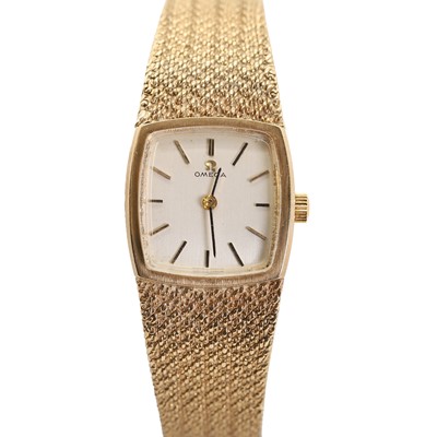 Lot 424 - A ladies' 9ct gold Omega mechanical bracelet watch