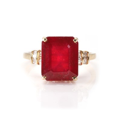 Lot 137 - A ruby and diamond ring