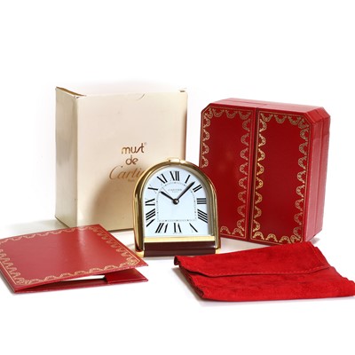 Lot 441 - A Must De Cartier quartz desk clock