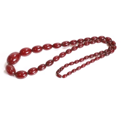 Lot 233 - A graduated single row Bakelite bead necklace