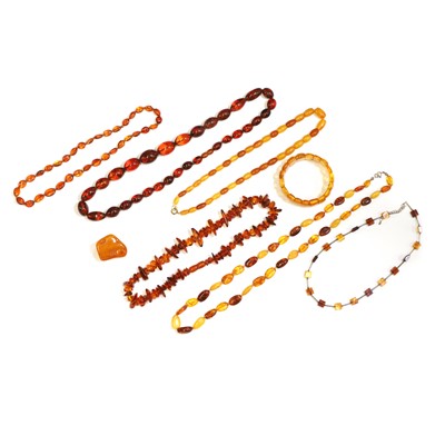 Lot 323 - A group of amber jewellery