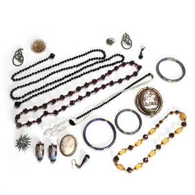Lot 1393 - A collection of vintage costume jewellery