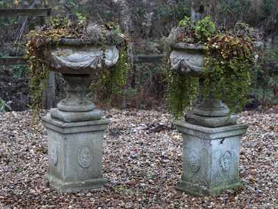 Lot 761 - A pair of reconstituted garden urns
