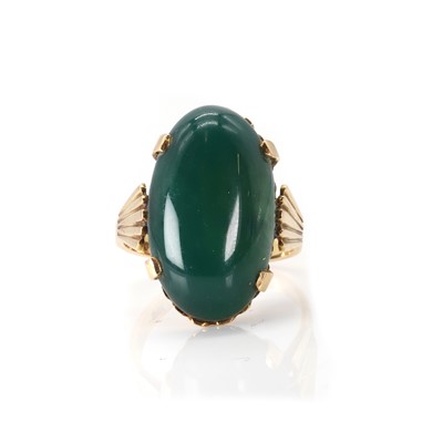Lot 192 - A dyed green chalcedony ring