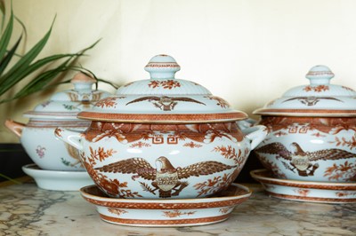 Lot 270 - A pair of export 'Fitzhugh' tureens and stands
