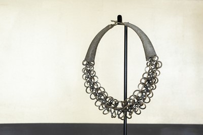 Lot 353 - A metalwork necklace