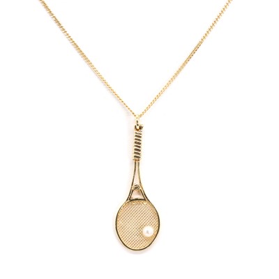 Lot 219 - A 9ct gold cultured pearl tennis racquet pendant