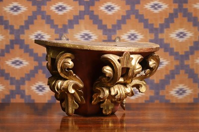Lot 530 - A painted and giltwood wall bracket