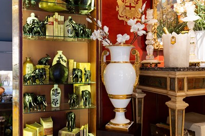 Lot 4 - A large Paris porcelain urn