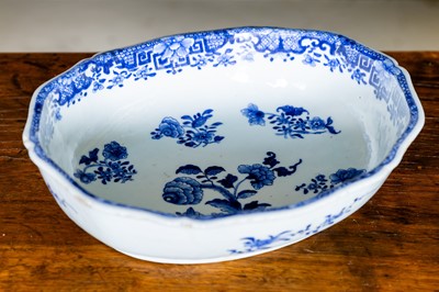 Lot 381 - A blue and white porcelain dish