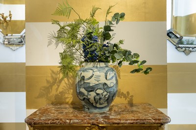 Lot 39 - A blue and white vase