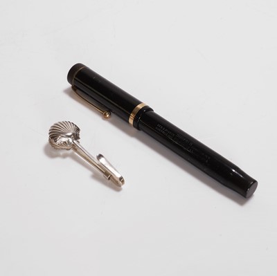 Lot 95 - A Parker Duofold 'Lucky Curve' fountain pen