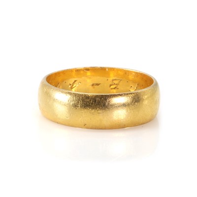Lot 392 - A 22ct gold wedding ring