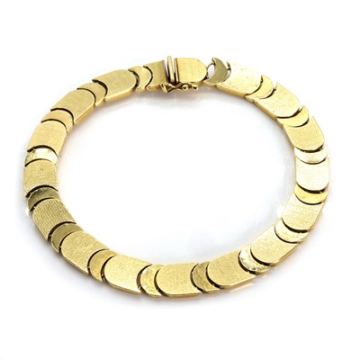 Lot 366 - An 18ct gold crescent link bracelet
