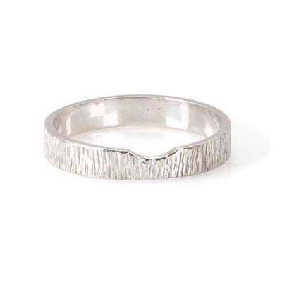 Lot 107 - An 18ct white gold fitted wedding ring