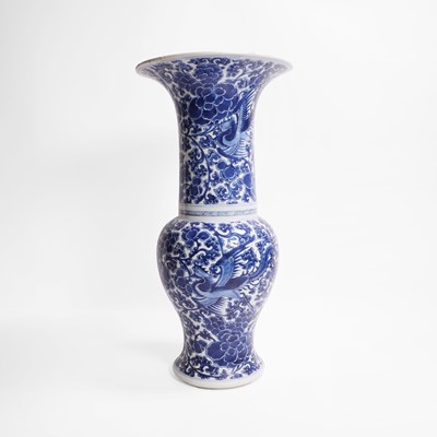 Lot 282 - A Chinese blue and white vase
