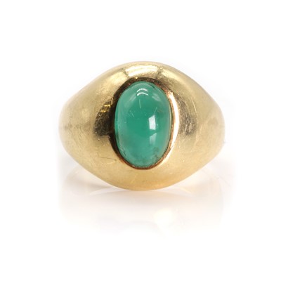 Lot 191 - A cabochon emerald single stone ring