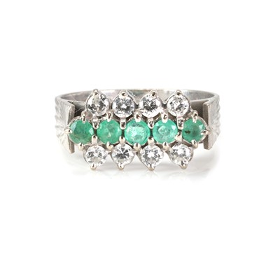 Lot 151 - A white gold emerald and diamond ring