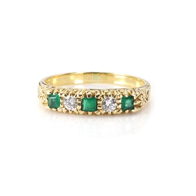 Lot 145 - An emerald and diamond ring