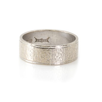 Lot 119 - An 18ct white gold wedding ring