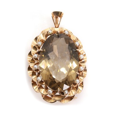 Lot 184 - A smoky quartz and seed pearl pendant
