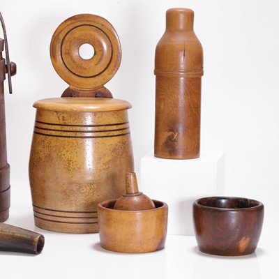 Lot 442 - A collection of treen