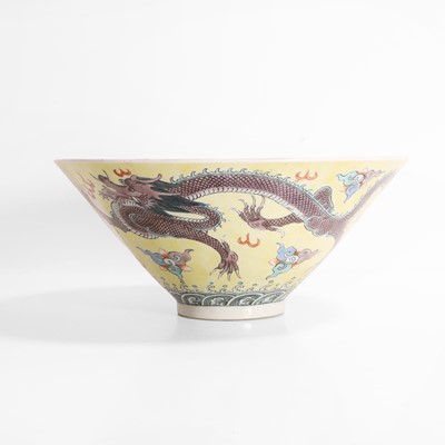 Lot 321 - A Chinese sancai-glazed bowl