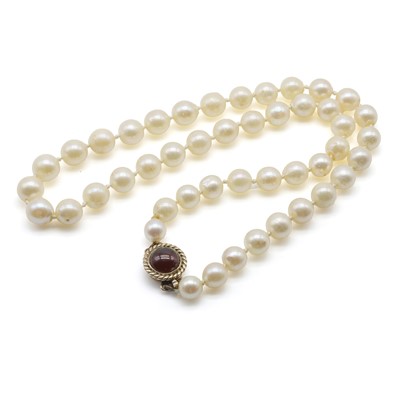 Lot 214 - A single row uniform cultured pearl necklace
