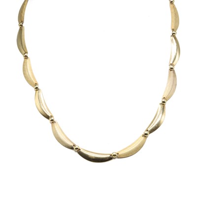 Lot 381 - A 9ct gold necklace