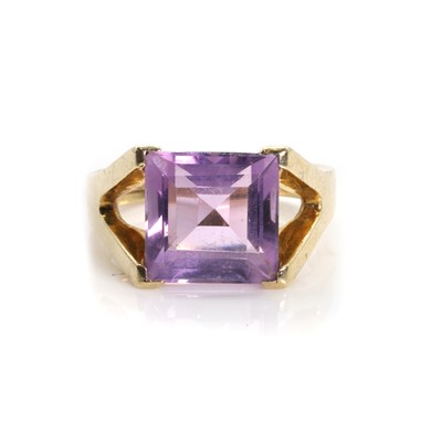 Lot 175 - A 9ct gold amethyst ring