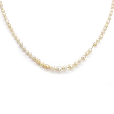 Lot 205 - A single row graduated pearl necklace with a diamond set clasp