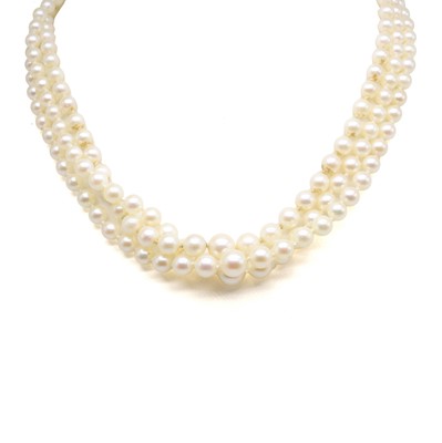 Lot 215 - A three row graduated cultured pearl necklace