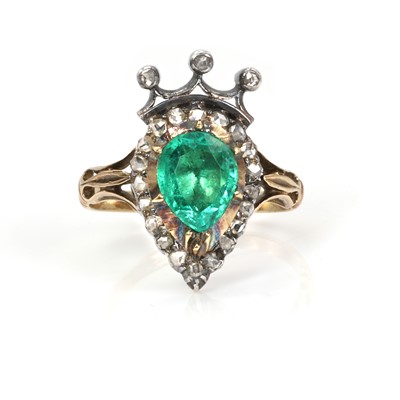 Lot 20 - A Victorian emerald and diamond crowned heart ring