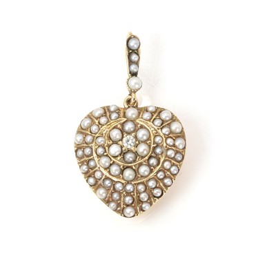 Lot 43 - A split pearl heart shaped pendant