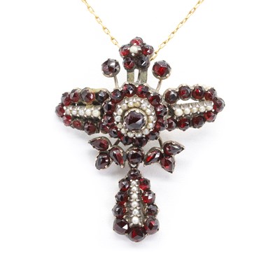 Lot 26 - A Bohemian garnet and split pearl cross pendant and a gold chain