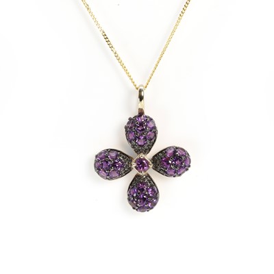 Lot 124 - A 9ct gold amethyst set floral cluster pendant