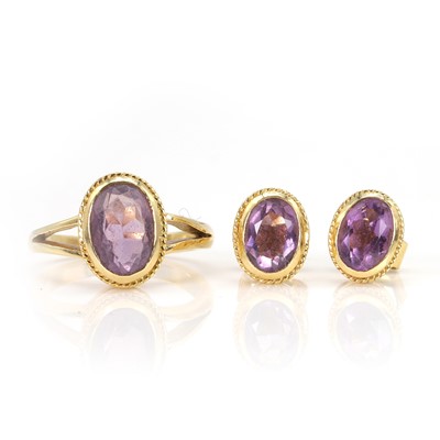 Lot 190 - An amethyst ring and stud earrings set