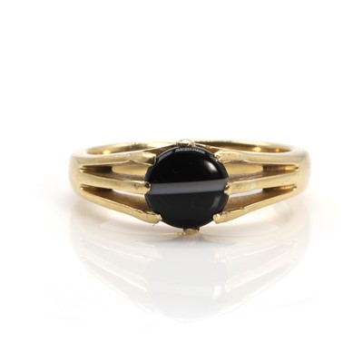 Lot 132 - A banded agate single stone ring
