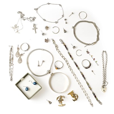 Lot 327 - A collection of silver jewellery