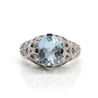 Lot 101 - A 14ct white gold aquamarine and sapphire ring