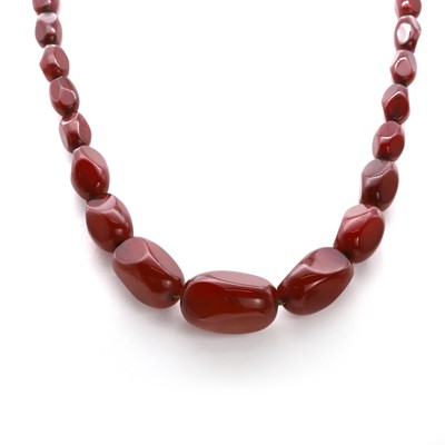 Lot 232 - A single row graduated Bakelite bead necklace