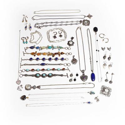Lot 340 - A collection of silver jewellery