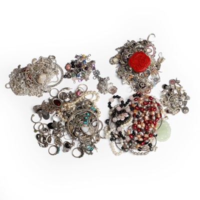 Lot 330 - A collection of silver jewellery
