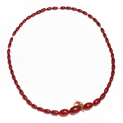 Lot 283 - A graduated single row Bakelite bead necklace